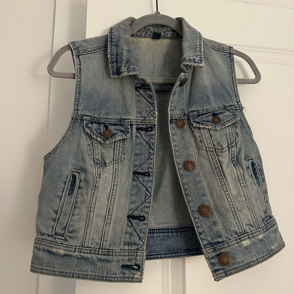 American Eagle Women’s Distressed Denim Vest Size Medium 100% Cotton